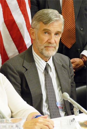 Ex-CIA analyst says lies led to war and promotes impeachment